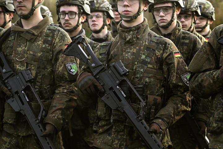 Németországban minden 18 éves férfit sorozni fognak