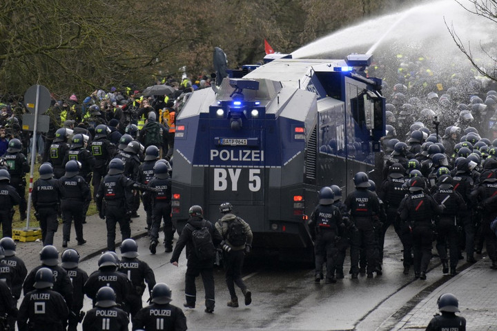 Erőszakba torkolló tüntetés zavarta meg az AfD alakuló kongresszusát