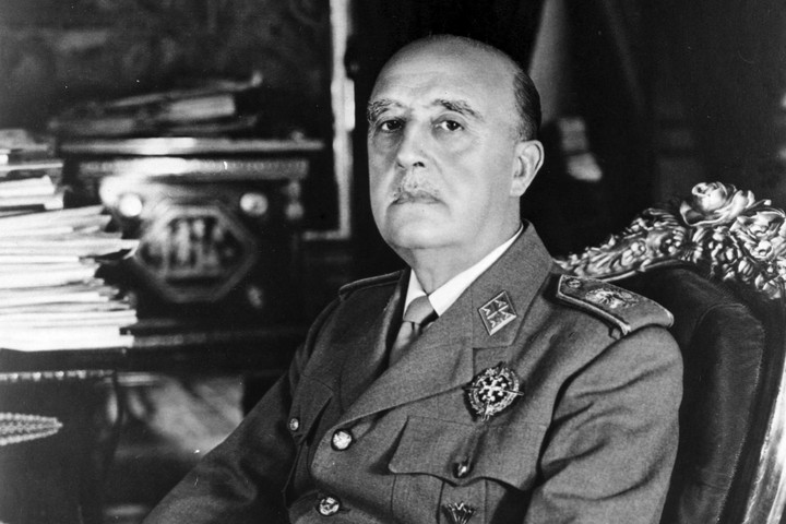 Véreskezű, kegyetlen diktátorból jóindulatú, idős államfő