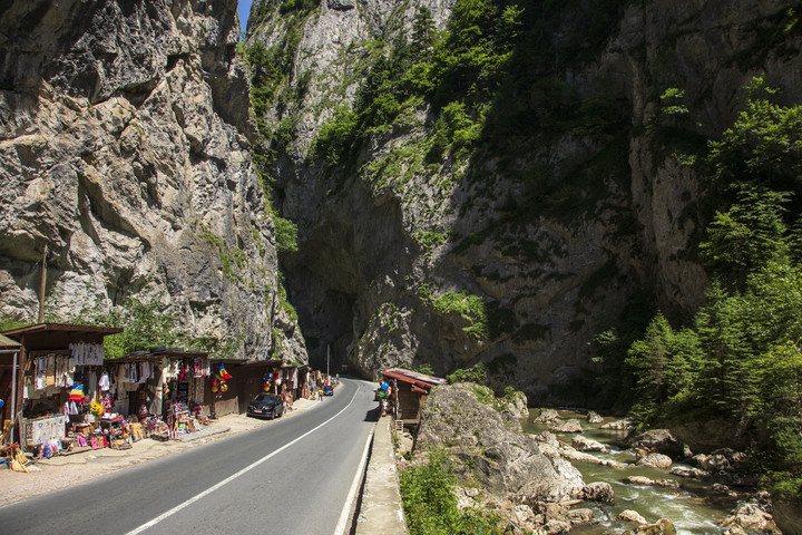 Hiába a kőhullás, az árusok maradnak a Békás-szorosban