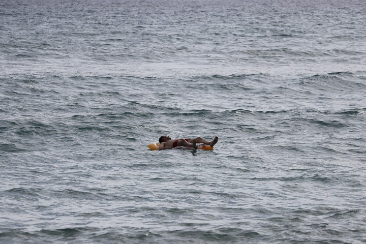 Egy férfit találtak a nyílt tengeren egy egyszerű gumimatracon