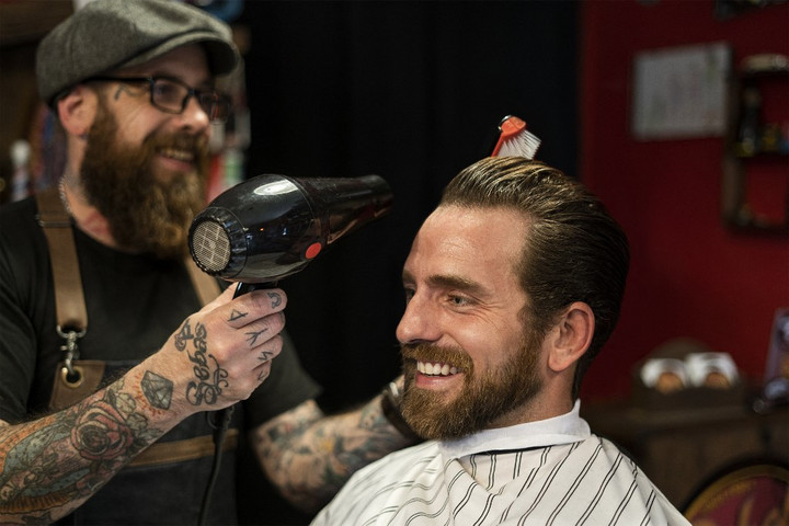 Fotó: AFP/PhotoAlto/AltoPress/Frédéric Cirou Borotválatlan arcú emberek lephetik el Szabadbattyánt