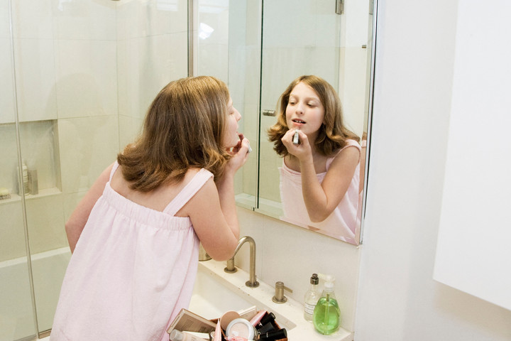 Aggasztó a túl fiatalok sminkelése