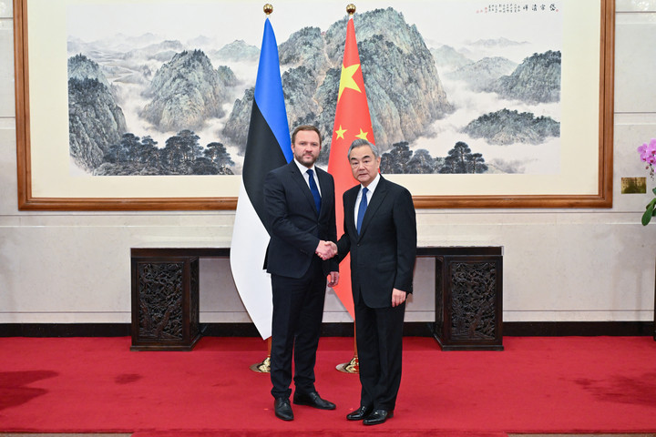 Észtország ultimátumot adott Kínának