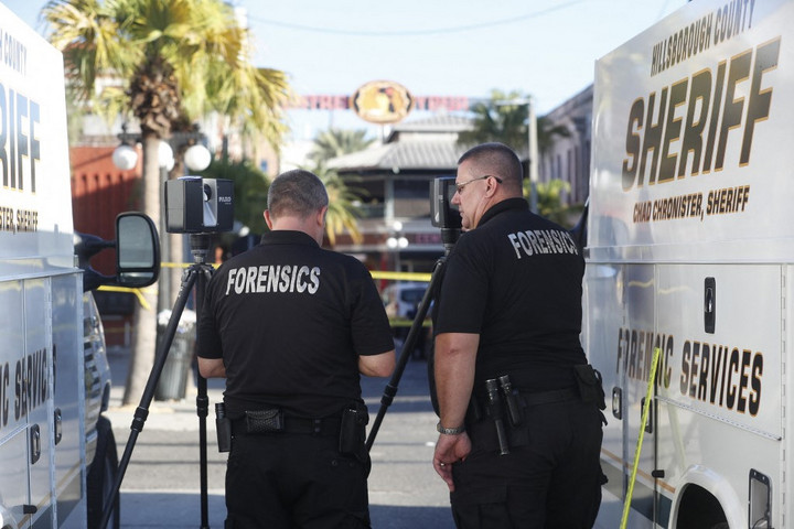 Fotó: AFP/Getty Images/Getty Images North America/Octavio Jones Zsúfolt bárba hajtott egy rendőrség elől menekülő autó