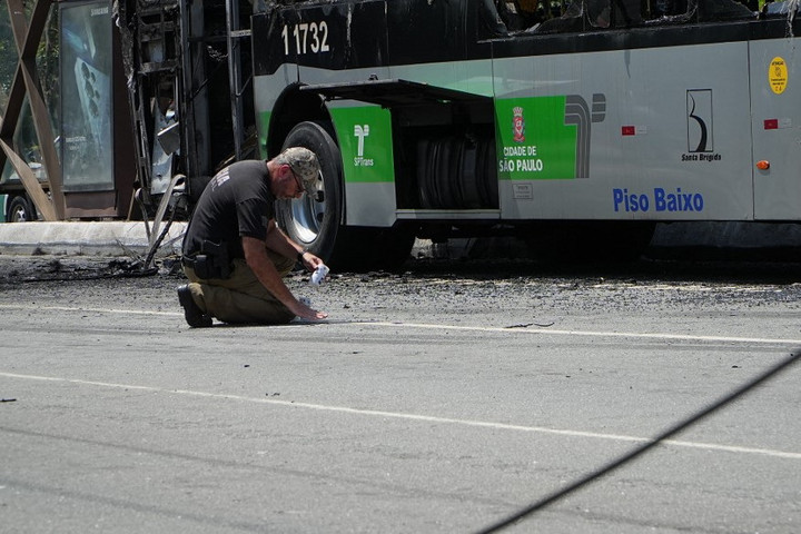 Elromló fék miatt tarolta le egy busz a fél várost + VIDEÓ