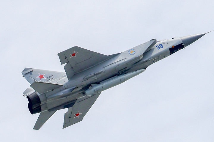 Hiperszonikus rakétát hordozó MiG-31-est próbált eltéríteni a brit és az ukrán hírszerzés