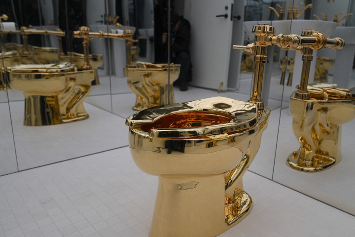 Fotó: AFP/Anadolu/Selcuk Acar Elképesztő összegért adták el Cattelan működő aranyvécéjét