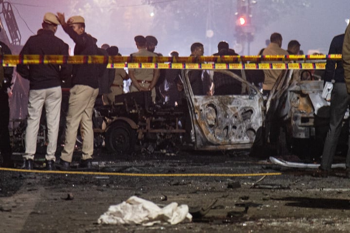 Felrobbant egy autó, többen életüket vesztették