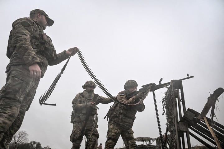 Fotó: NurPhoto via AFP/Ukrinform/Dmytro Smolienko Milyen lenne, ha Ukrajna az uniós forrásból csak európai fegyvereket vásárolhatna?