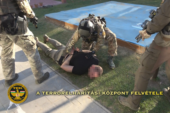 Fotó: police.hu Őrizetbe vették a XV. kerületi óvodába késsel bemászó férfit