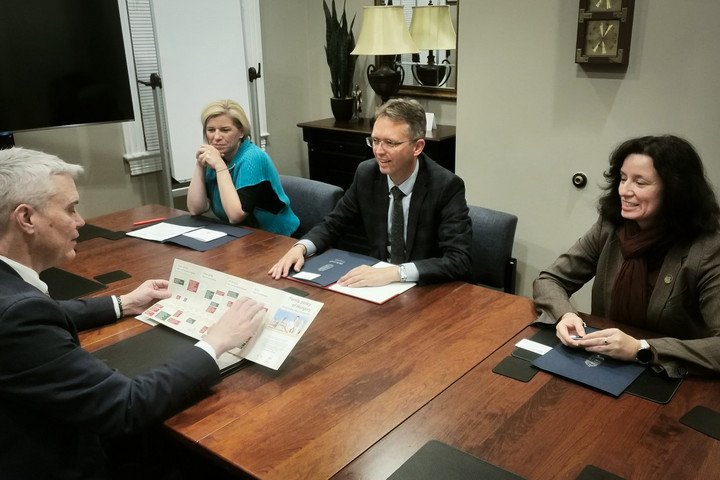 „A békepárti országoknak össze kell fogniuk”