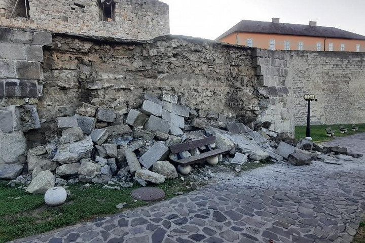 Fotó: Facebook/Vágner Ákos (Eger polgármestere) Török nélkül is dől a fal Egerben