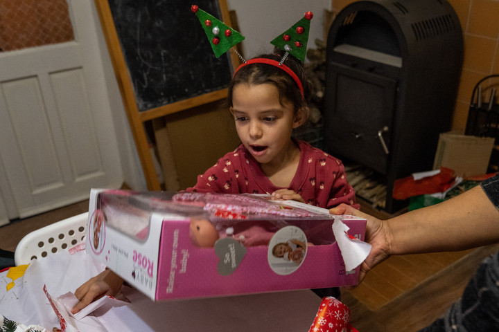 Fotó: Facebook/Magyar Máltai Szeretetszolgálat Jegesteát, sétáló robotkutyát, dedikált pólót és labdát kértek a gyerekek