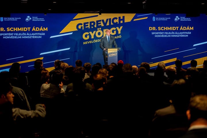 Fotó: Facebook/Dr. Schmidt Ádám Nevelőedzőinken múlik a magyar versenysport jövője