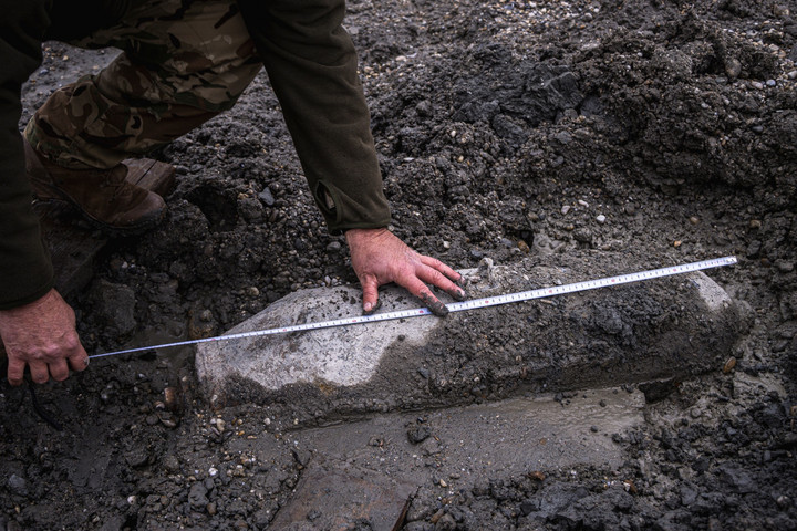 Fotó: Facebook/MH 1. Tűzszerész és Folyamőr Ezred/Szováthy Kinga és Köbli Tamás százados Második világháborús légibomba került elő Csepelen