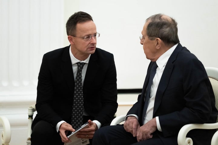 Sokat mondó pillanat Szijjártó Péter és Lavrov között