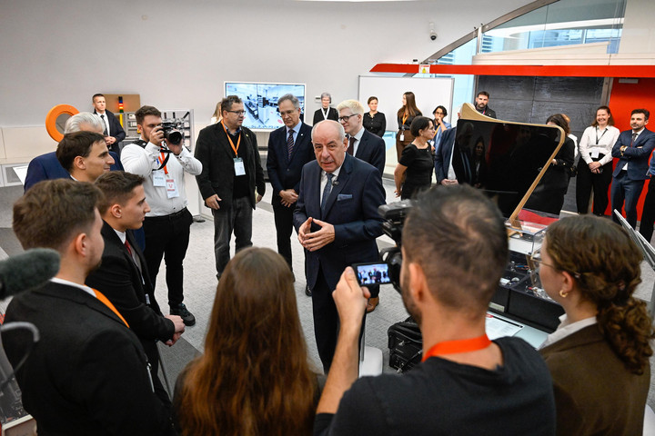 Fotó: MTI/Máthé Zoltán A szegedi lézeres kutatóközpontba látogatott Sulyok Tamás