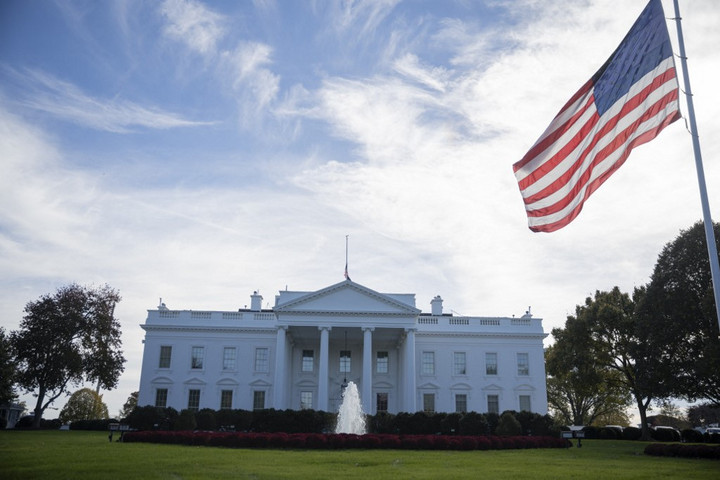Fotó: Celal GüneÅŸ / ANADOLU / Anadolu via AFP Gyász a Fehér Háznál: félárbócra eresztették a zászlót Dick Cheney emlékére