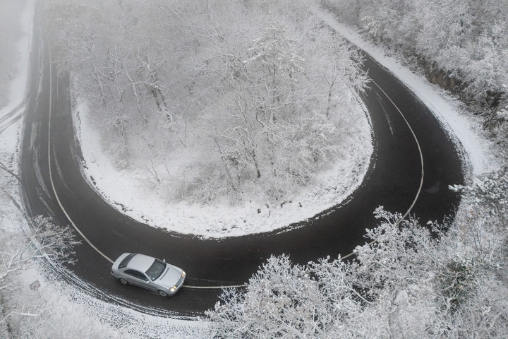 Több helyen okoz fennakadást a havazás