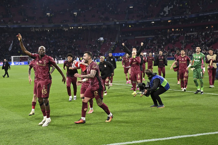 Fotó: HALIL SAGIRKAYA / ANADOLU / Anadolu via AFP Sallaiék három góllal győztek Amszterdamban