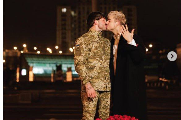 Fotó: instagram.com/melovin_official Ukrán katona kérte meg a homoszexuális énekes kezét