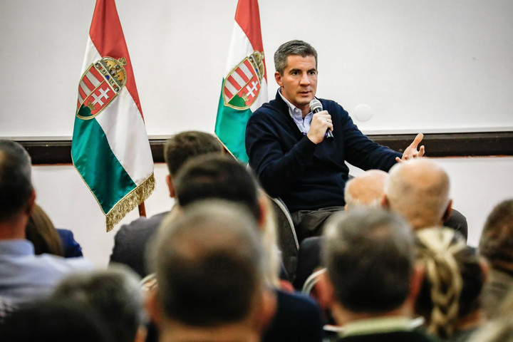 Fotó: Kocsis Máté fb oldala "Adócsökkentés, nyugdíjemelés csak úgy lehetséges, ha kimaradunk a háborúból"