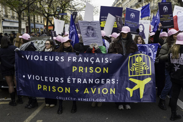 Fotó: ERIC BRONCARD / HANS LUCAS / HANS LUCAS VIA AFP Több ezren tüntettek a nők elleni erőszak ellen