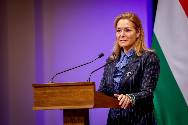 „El a kezekkel a gyerekeinktől!”