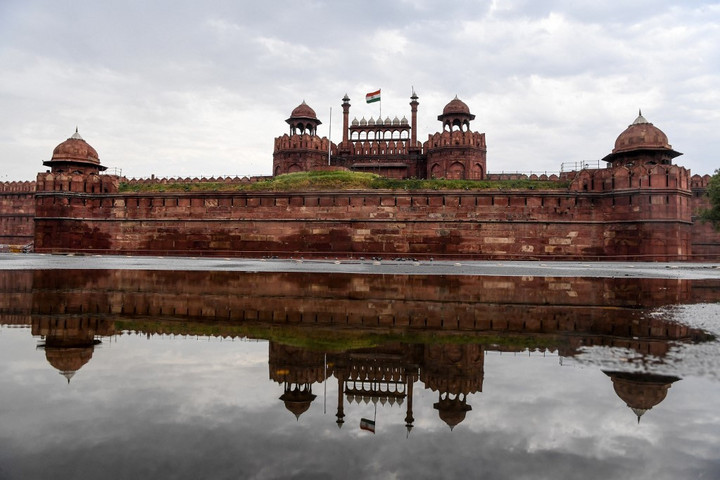 Felrobbant egy autó, többen életüket vesztették