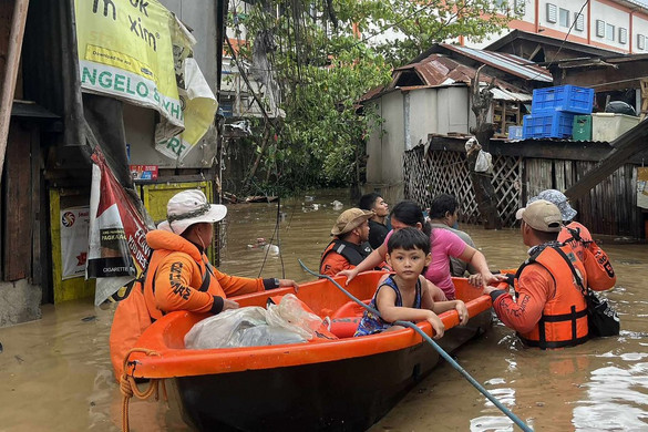Fotó: Handout / Philippine Coast Guard (PCG) / AFP Sok halálos áldozata van a Kalmaegi tájfunnak