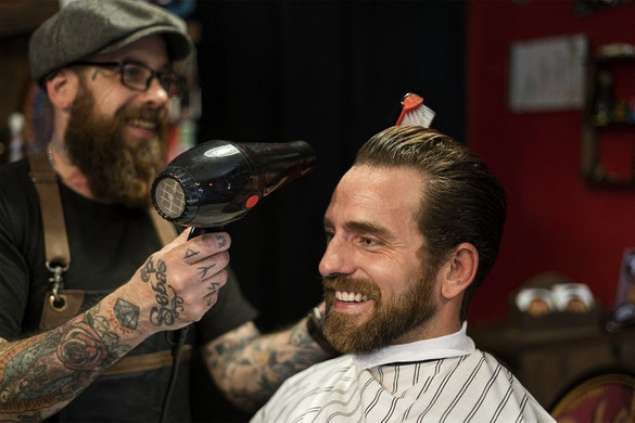 Borotválatlan arcú emberek lephetik el Szabadbattyánt