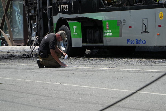 Elromló fék miatt tarolta le egy busz a fél várost + VIDEÓ