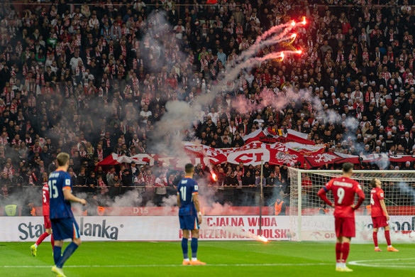 Politikai botránnyá fajult a foci-vb selejtező mérkőzése – percekig állt a játék