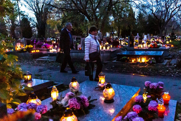 Hulladékhegyek maradtak a temetőkben