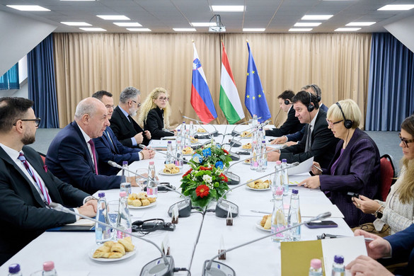 Sulyok Tamás a V4-es régió versenyképességének javításáról tárgyalt Esztergomban