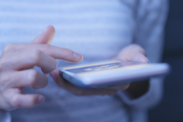 Egy férfi elvesztette a látását, mert éjszaka használta a telefonját