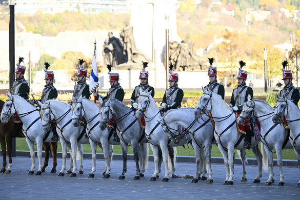 Csend és tisztelet az Országház előtt
