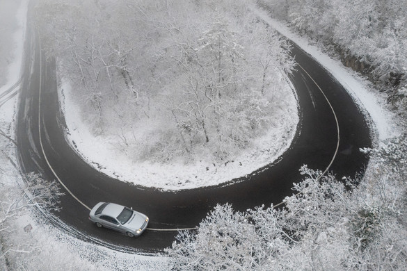 Több helyen okoz fennakadást a havazás
