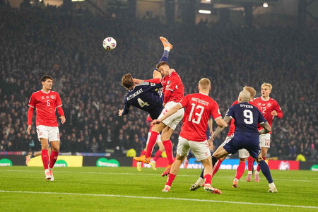 Ollózós és félpályás góllal parádéztak a skótok