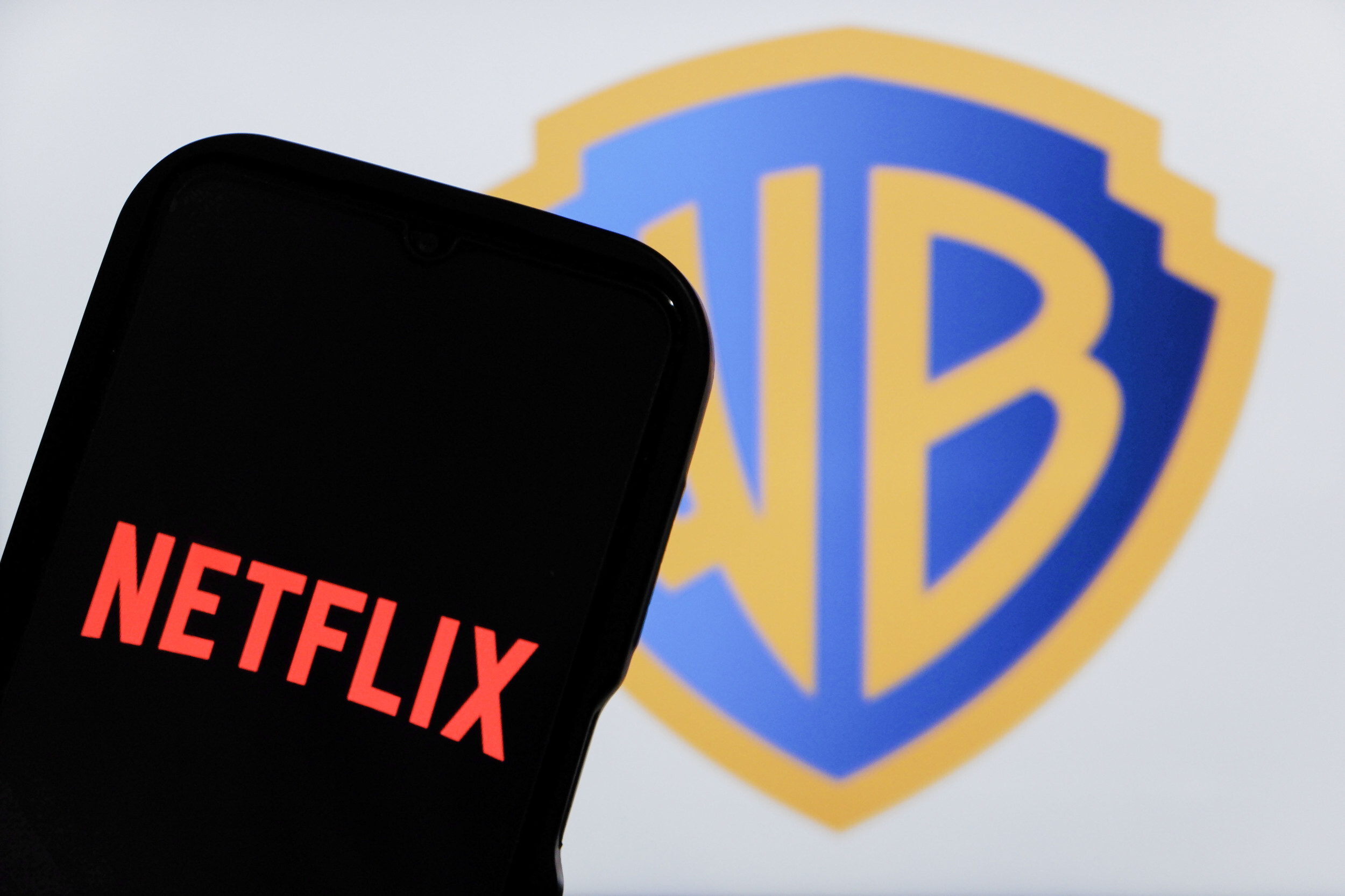 Két óriás verseng a Warner Bros megszerzéséért