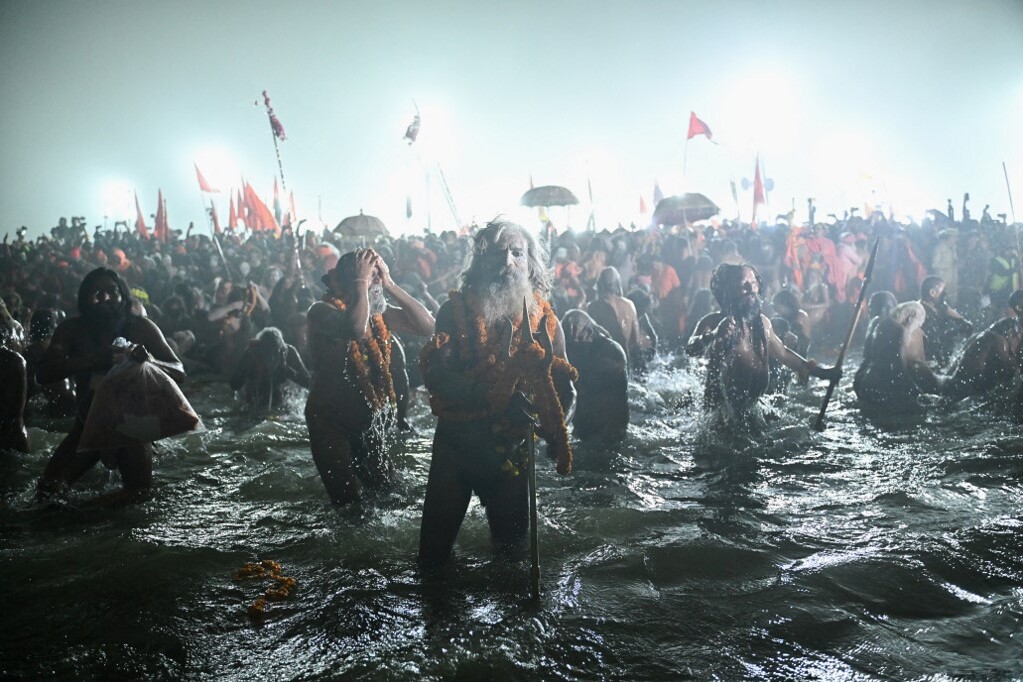 Indiában hatalmas tömegnyi hindu zarándok fürdött szent vízben a Kumbh Mela fesztiválon. A szervezők 400 millió emberre – a világ legnagyobb emberiségi összejövetelére – számítottak hat hét alatt