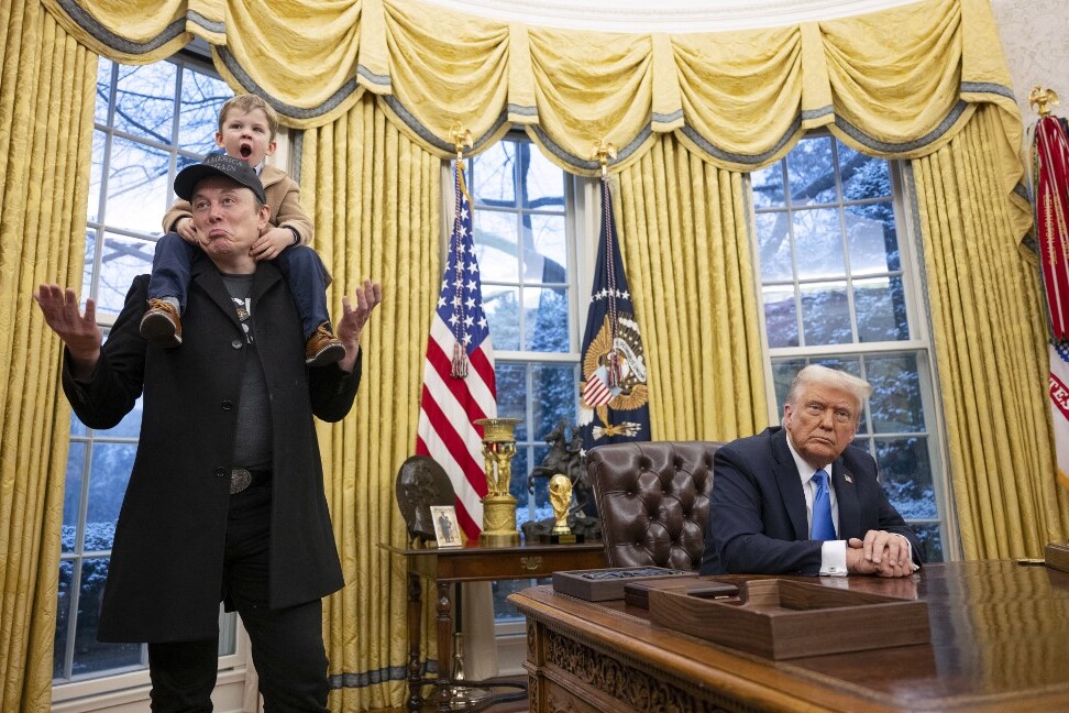 Elon Musk tech-milliárdos fia társaságában talákozott Donald Trump elnökkel a Fehér Ház ovális irodájában. Az amerikai elnök megbízta a milliárdost a szövetségi költségcsökkentési erőfeszítések vezetésével