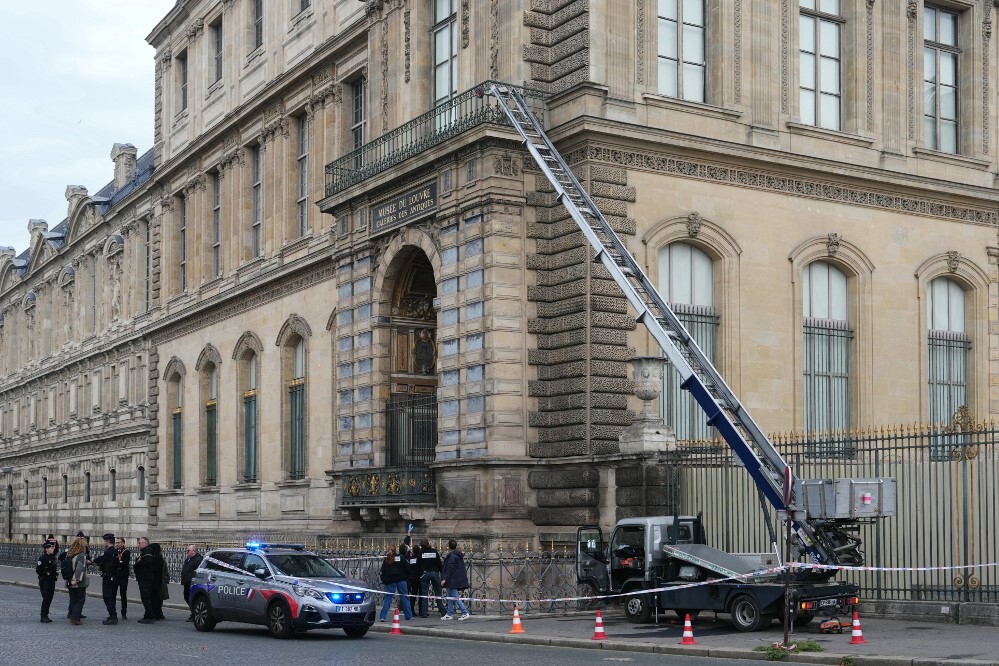 A párizsi Louvre Múzeum is rablók áldozatává vált
