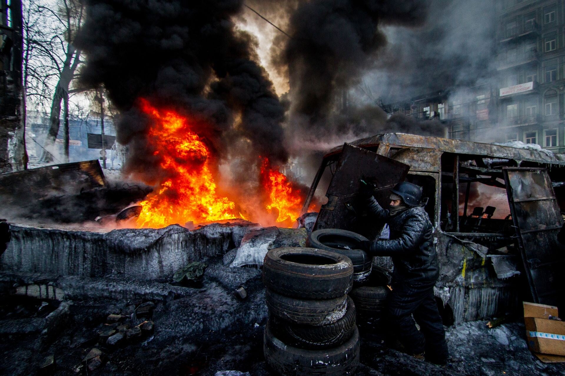 A Háború az utcán című sorozat egy képe. 2014-ben képriport (sorozat) kategóriában első helyezést ért el a Magyar Sajtófotó pályázaton.  
Több százezer tüntető vette be 2014 elején Ukrajna fővárosában, Kijevben a Függetlenség teret. Az országban véres polgárháború dúlt, melynek több száz sérültje és halálos áldozata volt - írta Csudai a sorozathoz