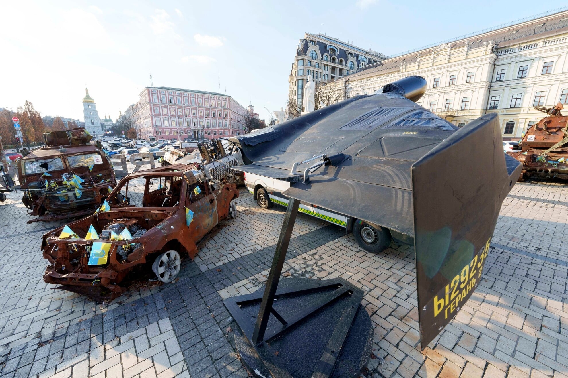 2025. november 19., Kijev, Ukrajna: Egy Shahed típusú drón, egy orosz gyártmányú Geran-2, látható a megsemmisült orosz tankok és felszerelések, valamint a megsemmisült ukrán civil járművek mellett a kijevi Mihajlivszkaja téren. A Shahed típusú drónok szinte minden este belépnek az ukrán légtérbe, gyakran több száz egyszerre.