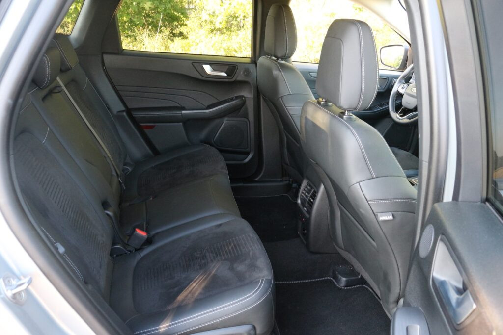 Ford Kuga PHEV hátsó ülések