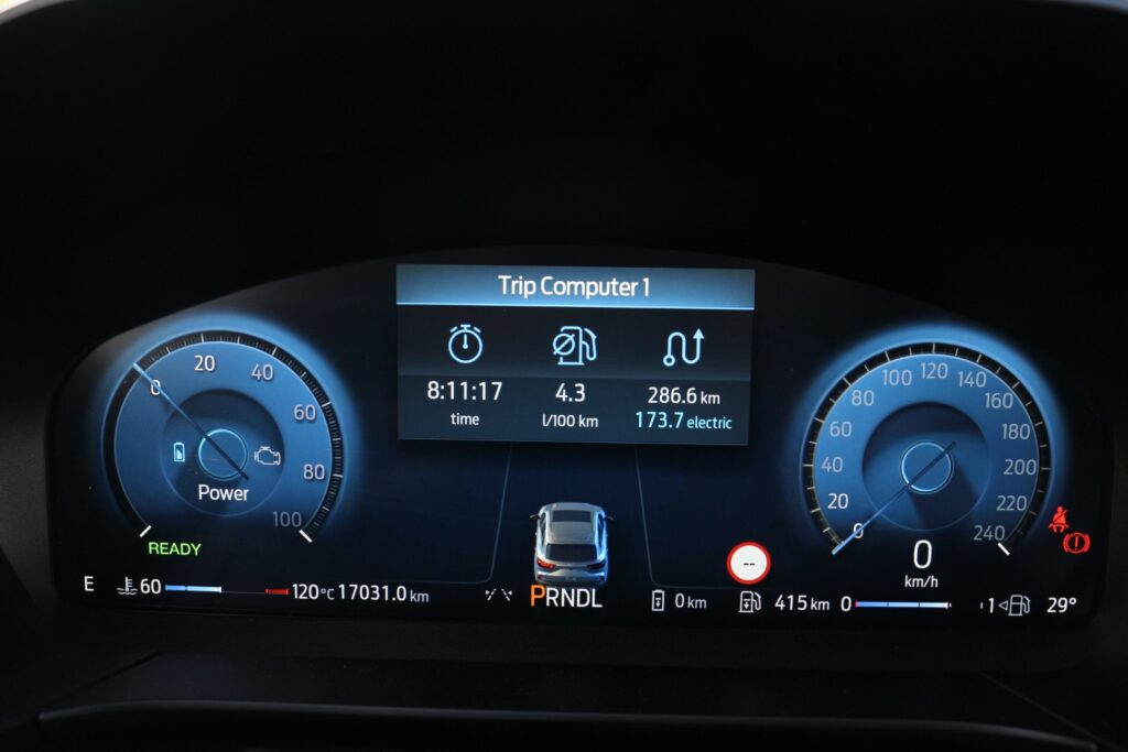 Ford Kuga PHEV műszerfal