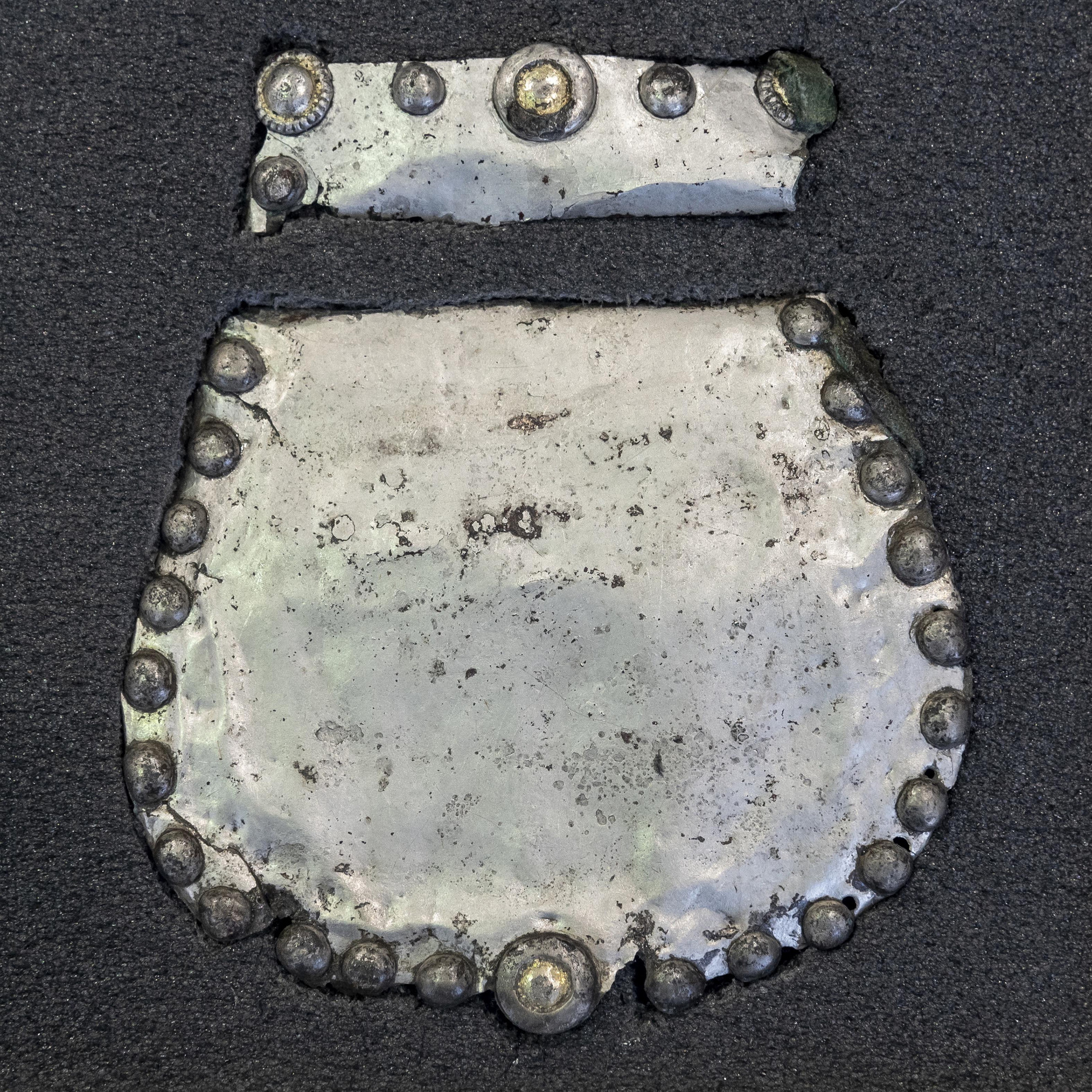 Ezüst tarsolylemez az Akasztó határában feltárt honfoglalás kori sírokról és az onnan előkerült leletekről tartott sajtótájékoztatón az akasztói művelődési házban 2025. december 1-jén. A 920-as, 930-as években elhunyt három előkelő férfi nyughelyeinek állapota és gazdagsága, az ott megtalált különleges tárgyak teszik rendkívüli fontosságúvá a leletegyüttest