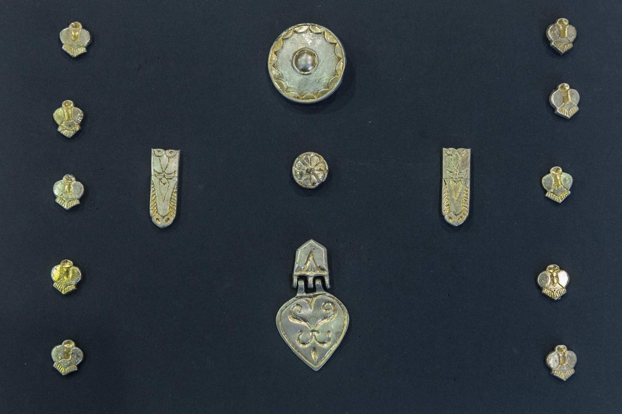 Ezüst övveretek az Akasztó határában feltárt honfoglalás kori sírokról és az onnan előkerült leletekről tartott sajtótájékoztatón az akasztói művelődési házban 2025. december 1-jén. A 920-as, 930-as években elhunyt három előkelő férfi nyughelyeinek állapota és gazdagsága, az ott megtalált különleges tárgyak teszik rendkívüli fontosságúvá a leletegyüttest